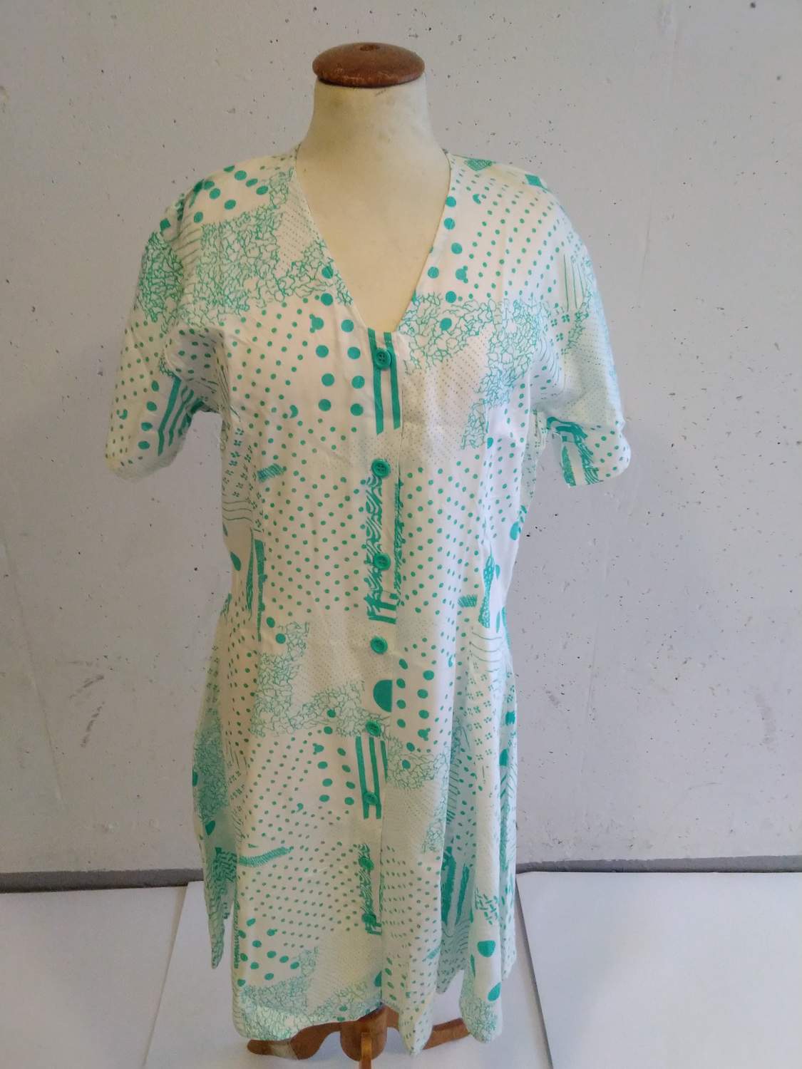 INDIAN BEAUTIFUL 100 % COTTON DRESS FOR LADIES WITH V-NECK STYLE-GREEN COLOR-CHEAPEST PRICE GUARANTEED-TRY ONCE- DO NOT MISS THIS CHANCE-50 % DISCOUNT.ART NO.17/36399087