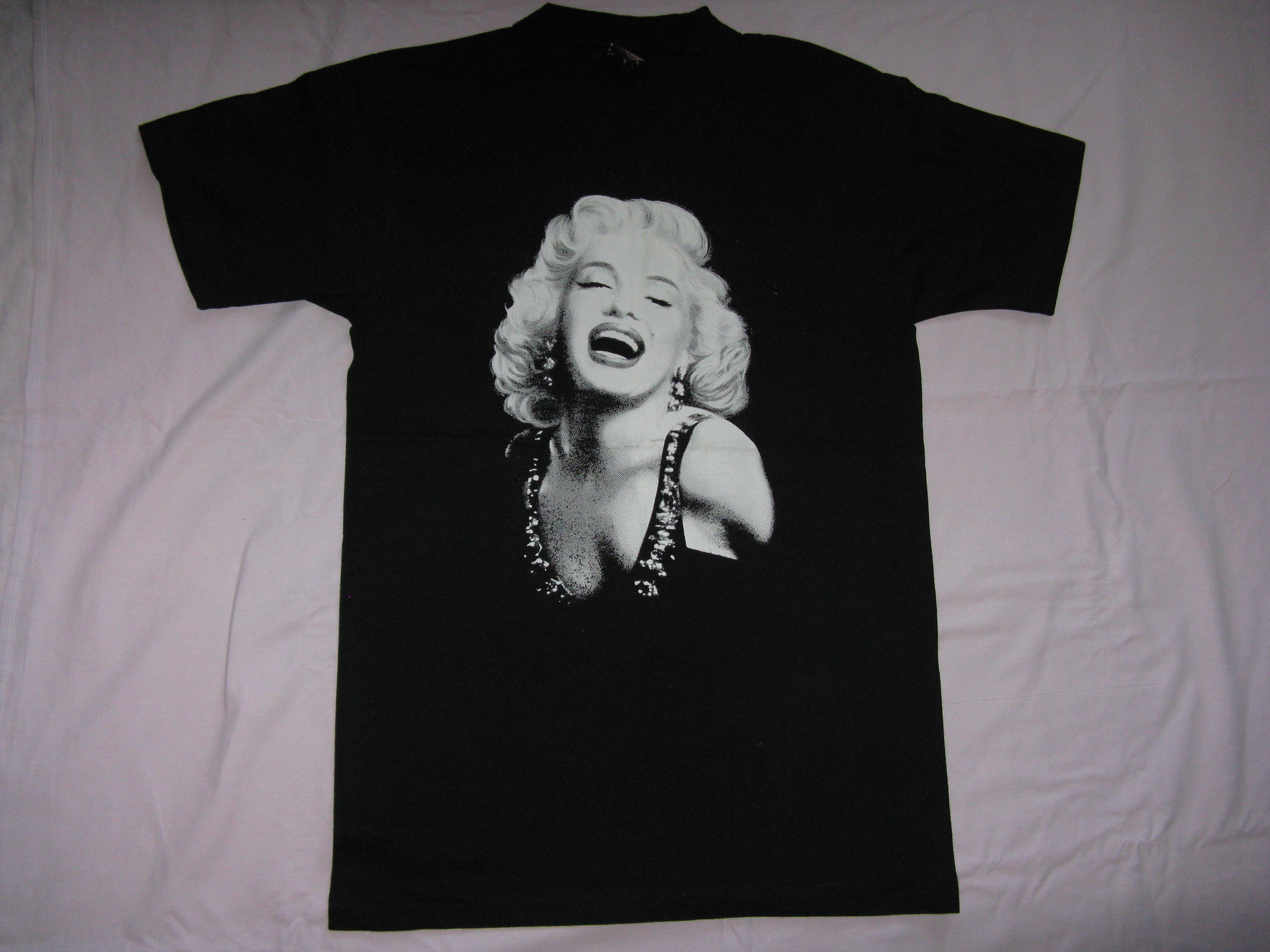 T-SHT NICE MARILYN MONROE-  UNFORGETTABLE GIFT- AMERICAN T-SHIRT PRINTED(CAT SLEEPING NEAR HAT) AMERICAN MOTIVE-TOP QUALITY-LOWEST PRICE GAURANTEE-DO NOT MISS THIS CHANCE-FREE HOME(POST OFFICE) DELIVERY-ART NO. 1208162113-REA 50