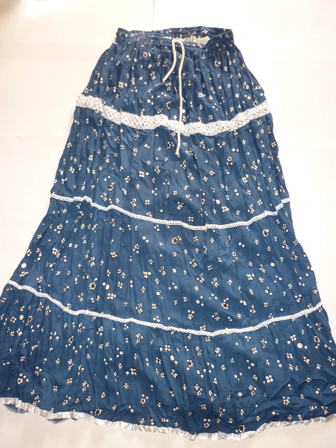 INDIAN FLORAL LONG SKIRT FOR LADIES ll GUARANTEED LOWEST PRICE ll DO NOT MISS THIS CHANCE ll FREE HOME( POSTNORD) DELIVERY ll DISCOUNT 25 % ll ART.NO.  44708333